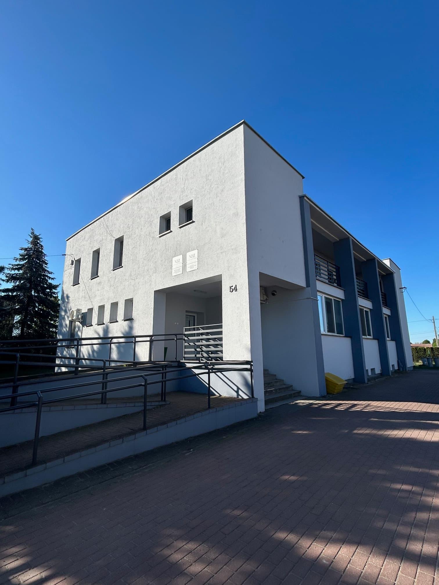 Budynek przychodni AD VERSUM położony w miejscowości Prątnica
